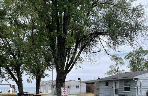 Oscoda Complejo | 2 bedroom cottage on lake huron