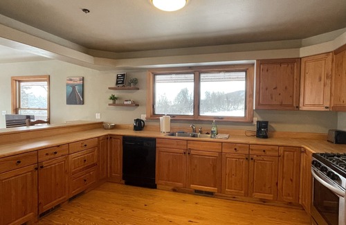 Homer Apartamento | 2 bed with amazing views of bay & glacier, hot tub, private deck & fish storage