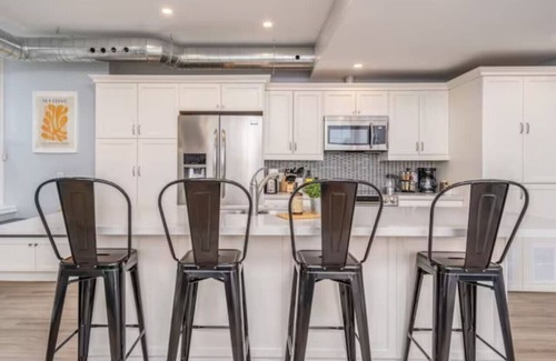 Burlington Apartamento | 2 bed work desk close to Brant St Pier GO station
