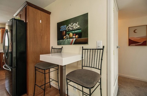 Fashion Square Condominio | 2 Bedrm Condo in Heart of Old Town
