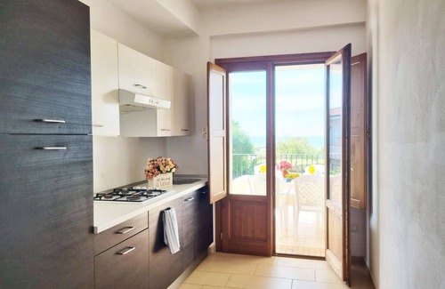 Capo Rizzuto Apartamento | Apartamento de tres habitaciones con vista al mar | Residencia Barko Le Castella