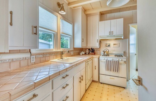 Northeast Carmel Casa | 2 bedroom ,1.5 bath Beach Cottage Close to Downtown Carmel
