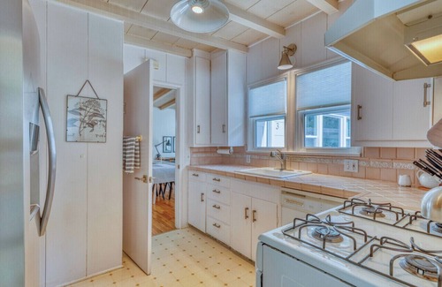 Northeast Carmel Casa | 2 bedroom ,1.5 bath Beach Cottage Close to Downtown Carmel