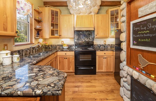 Westchase Cabaña | 2 bedroom, 1.5 bath, cottage, close to airport, beaches and attractions