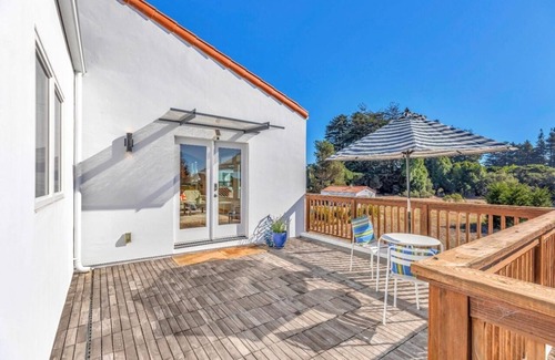 Soquel Apartamento | 2 Bedroom 1.5 Bathroom. Fully furnished. With Pool and Hot Tub Access.