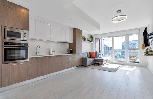 Mount Pleasant Condominio | 2 bedroom, 1 parking in the heart of Mt Pleasant