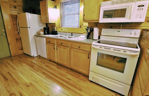 Blue Jay Cabina | 2 Bedroom 2 Bath Cabin (Beaver, WV)