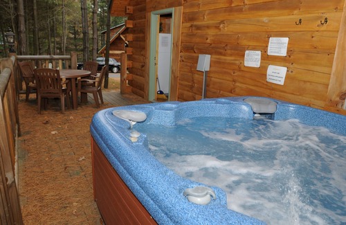 Blue Jay Cabina | 2 Bedroom 2 Bath Cabin (Beaver, WV)
