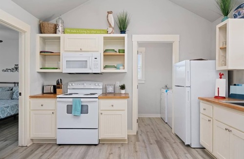 Rockport Cabaña | 2 bedroom 2 bath cottage sleeps 6! Community Pool