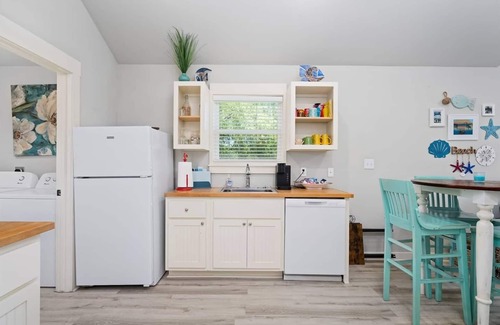 Rockport Cabaña | 2 bedroom 2 bath cottage sleeps 6! Community Pool