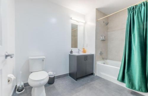 Orange Apartamento | 2 bedroom 2 bath Suite, Near American Dream and The Airport, Free Parking, King Bed and 2 Queen Beds, Washer and Dryer