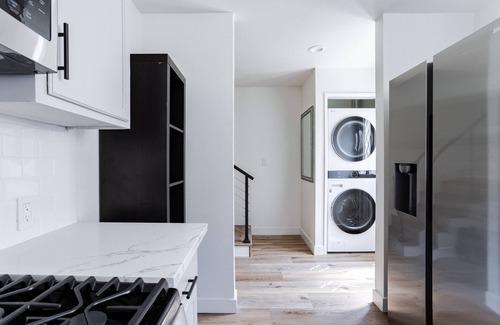 Palms Apartamento | 2 bedroom 2 bath town-home with AC, laundry, & parking!