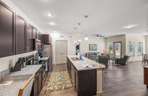 Winter Haven Apartamento | 2-bedroom, 2-bath unit offers a family-friendly retreat just mins from LEGOLAND.