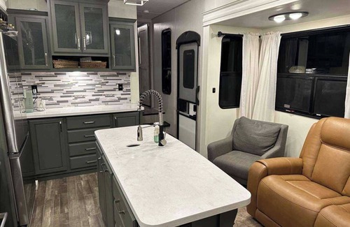 Gadsden Alquiler De RV | 2-bedroom 2- Bath with Loft camper in charming Gadsden with Wi-Fi, AC, and pool.