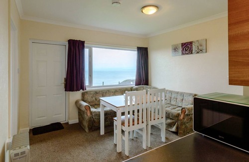 Aberaeron Chalet De Esquí | 2 bedroom accommodation in Gilfach-Yr-Halen