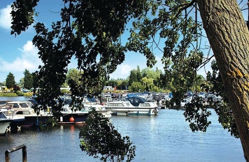 Great Houghton Cabina | 2 bedroom accommodation in Great Billing