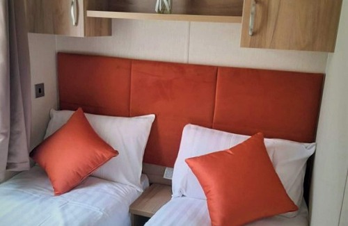 Great Houghton Cabina | 2 bedroom accommodation in Great Billing