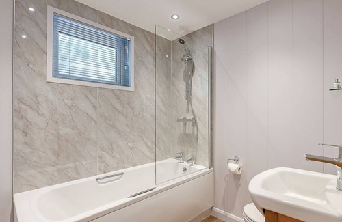 Woolverstone Cabina | 2 bedroom accommodation in Woolverstone, Ipswich