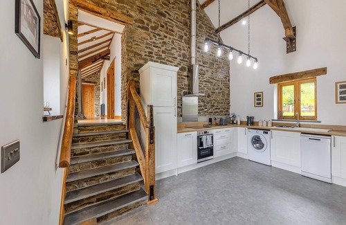 Rhydyfelin Cabaña | Ty Carreg is a stunning barn conversion with views over the rolling hills near Aberystwyth.