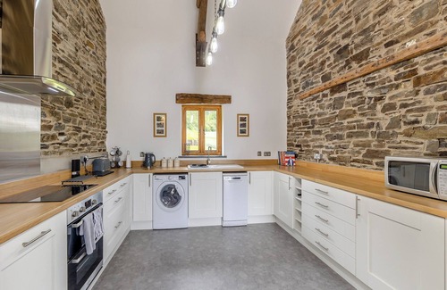 Rhydyfelin Cabaña | Ty Carreg is a stunning barn conversion with views over the rolling hills near Aberystwyth.