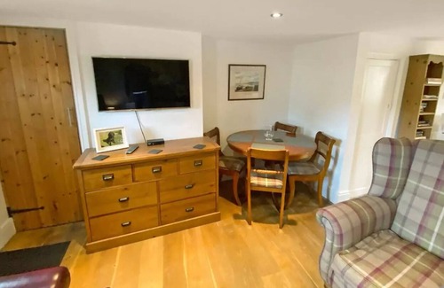 Beckingham Cabaña | 2 bedroom accommodation in Heybridge Basin, near Maldon
