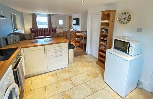 Beckingham Cabaña | 2 bedroom accommodation in Heybridge Basin, near Maldon