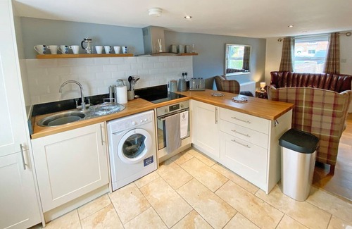 Beckingham Cabaña | 2 bedroom accommodation in Heybridge Basin, near Maldon
