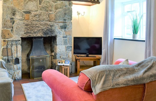 Brynrefail Cabaña | 2 bedroom accommodation in Bethel, near Snowdon