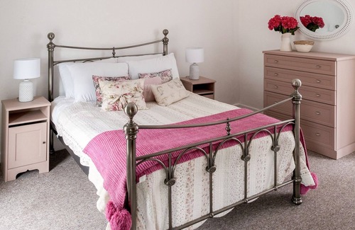 Brynrefail Cabaña | 2 bedroom accommodation in Caernarfon