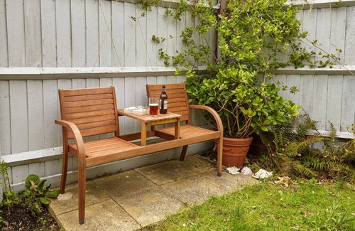 West Ashling Cabaña | 2 bedroom accommodation in Hambrook, near Chichester