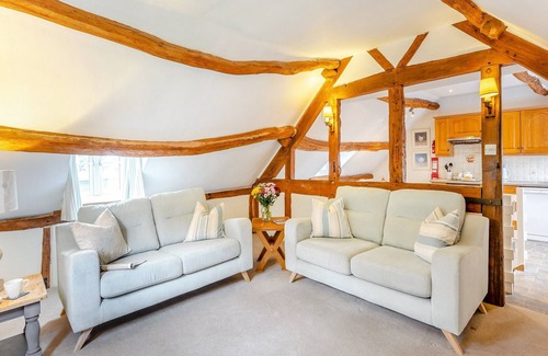 Hay-on-Wye Cabina | 2 bedroom accommodation in Ridgeway Cross, near Malvern