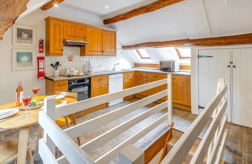 Hay-on-Wye Cabina | 2 bedroom accommodation in Ridgeway Cross, near Malvern