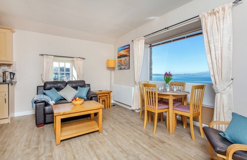 Cromarty Apartamento | Harbour View is located in the village of Cromarty, with spectacular uninterrupted sea view.