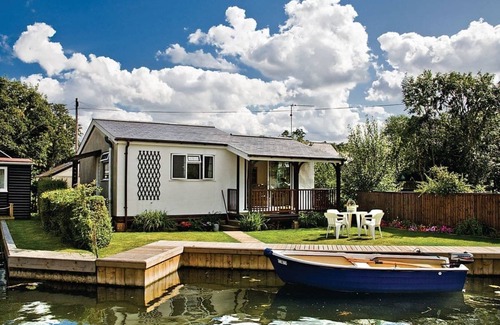 Irstead Cabaña | 2 bedroom accommodation in Wroxham, Norfolk Broads