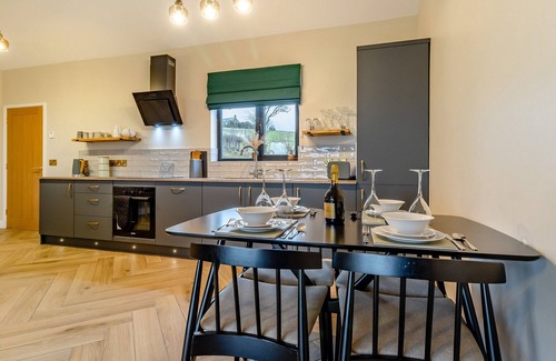 Newtown Cabaña | 2 bedroom accommodation in Mochdre,Newtown