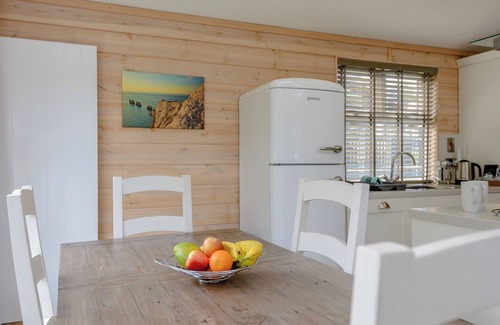 Ryde Chalet De Esquí | 2 bedroom accommodation in Wootton Bridge, Nr Cowes