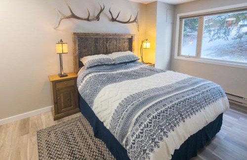 East Kootenay Apartamento | 2 Bedroom and Wall Bed Mountain Getaway Ski In Ski Out Condo with Hot Pools Sleeps 8