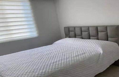 Santo Domingo de los Colorados Apartamento | 2-bedroom apartment in peaceful Santo Domingo with WiFi, AC