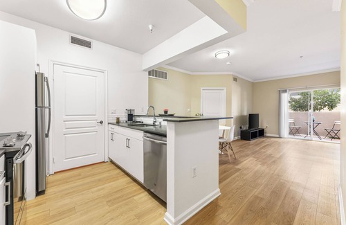 Valencia Apartamento | 2-bedroom apartment in superb Santa Clarita with WiFi, AC, fitness room