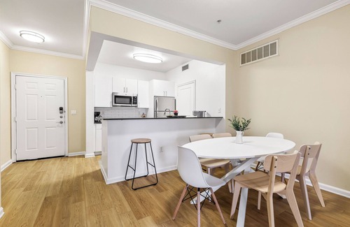 Valencia Apartamento | 2-bedroom apartment in superb Santa Clarita with WiFi, AC, fitness room