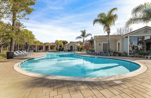 Valencia Apartamento | 2-bedroom apartment in superb Santa Clarita with WiFi, AC, fitness room