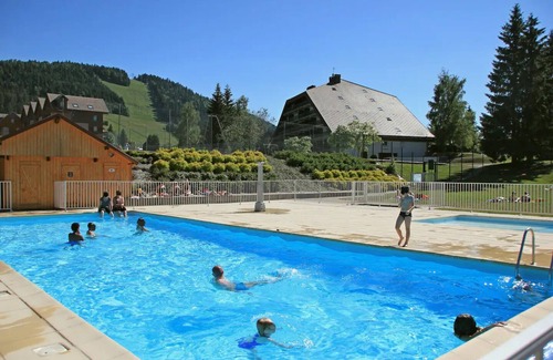 Metabief Apartamento | 2 bedroom apartment at the foot of the ski and mountain bike slopes with swimming pool