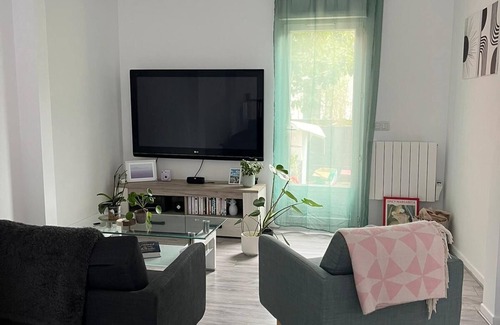 Bobigny Apartamento | 2-bedroom apartment (ground floor and basement). In 2-level pavilion.