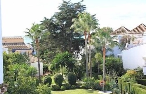 Urbanizacion Costabella Apartamento | Apartamento de 2 dormitorios con vistas al mar. Gran piscina compartida, jardines bien cuidados