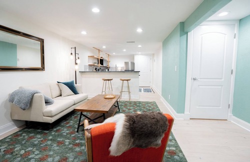 Lander Apartamento | 2-Bedroom Apartment with Backyard in Lander