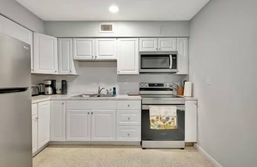Riviera Beach Apartamento | 2 bedroom apt, enjoy baseball WiFi close to the Beach & Rapids