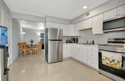 Riviera Beach Apartamento | 2 bedroom apt, enjoy baseball WiFi close to the Beach & Rapids