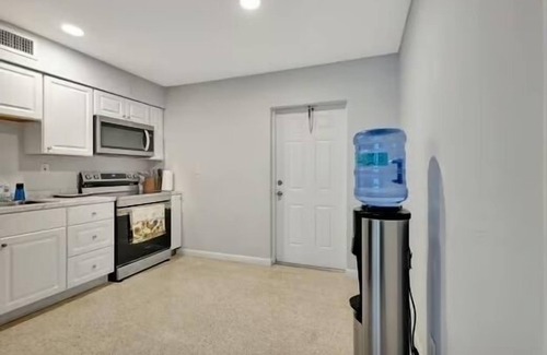 Riviera Beach Apartamento | 2 bedroom apt, enjoy baseball WiFi close to the Beach & Rapids