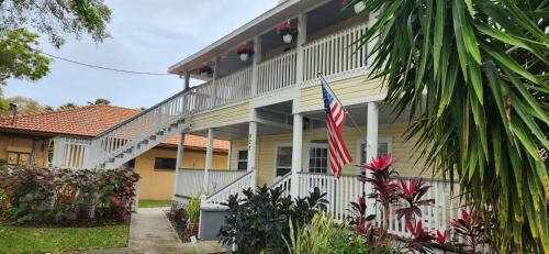 Downtown Dunedin Apartamento | 2 Bedroom Apt Overlooking Dunedin Town Square NO KIDS, NO PETS