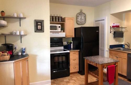 Downtown Dunedin Apartamento | 2 Bedroom Apt Overlooking Dunedin Town Square NO KIDS, NO PETS